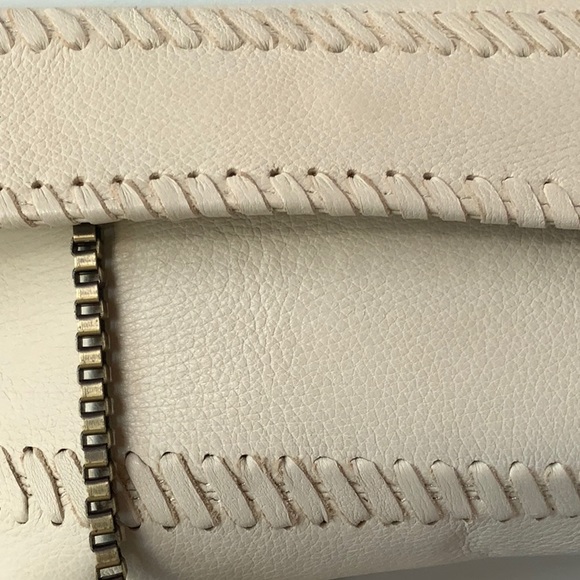 ✨SALE!✨Carlos Falchi Ivory Clutch With Chain Perfect!💓 - Picture 2 of 8